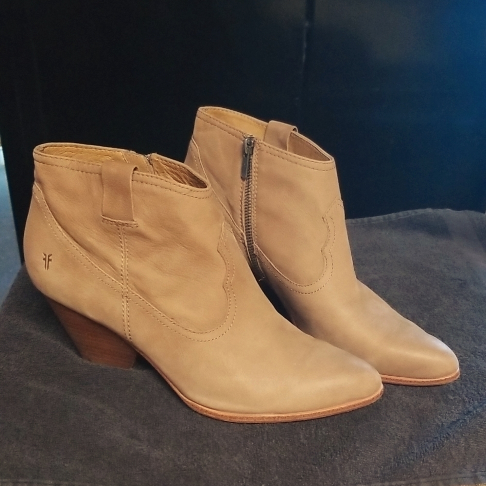 Frye Light tan women's size 9.5M heeled bootie